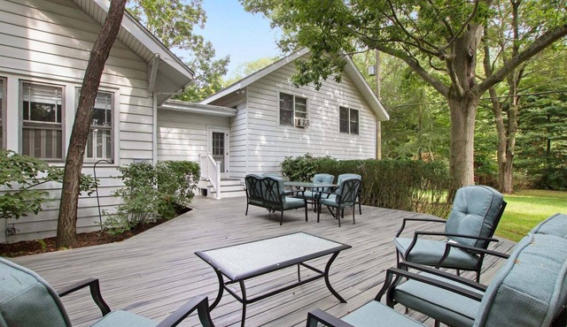 Liberty Bluff: Lake Michigan Views, Screen Porch, Deck, Fire Pit, Spacious