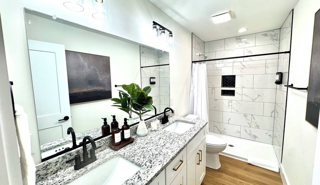 Liberty Cottage: Cozy 3BR/2BA home w/Deck & Huge Backyard- SLEEPS 6! UNBEATABLE LOCATION! Mins to Downtown, Mall, Dining & Trails. Quiet street, fully equipped kitchen & luxurious bedding. High-speed wifi. 3 streaming TVs. High-end comfort-low price!