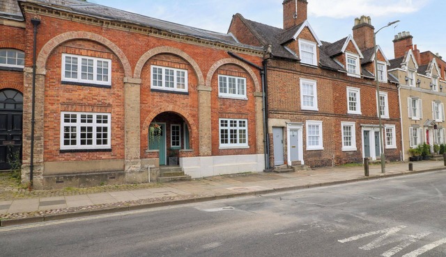 LIBERTY HOUSE, pet friendly, with open fire in Ashbourne