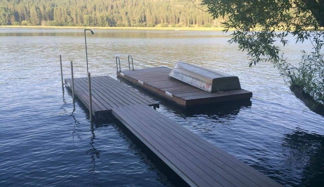 Liberty Lodge - Waterfront Home with Beds for 20