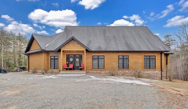 Liberty Pines - Lakefront Log Home, Swim Spa & Game Room