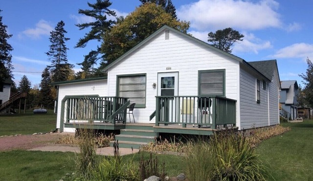 Library Street Cottage - Charming Cottage located in Town, walk to Shops and Restaurants