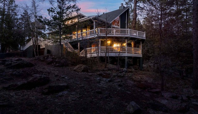 Lichen Lodge - Large Cabin Retreat in the Cool Pines