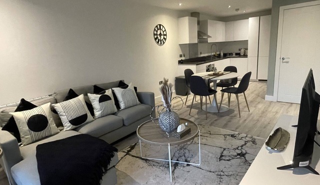 Lichfield City Centre Modern Vibrant Apartment - The Old Picture House