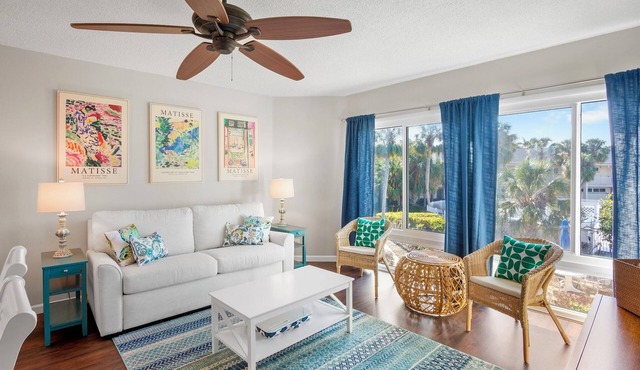 Lido Beach Retreat - Book your romantic escape today!