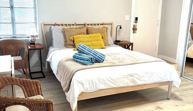 Lido Key- quaint studio remodeled holiday cottage-A