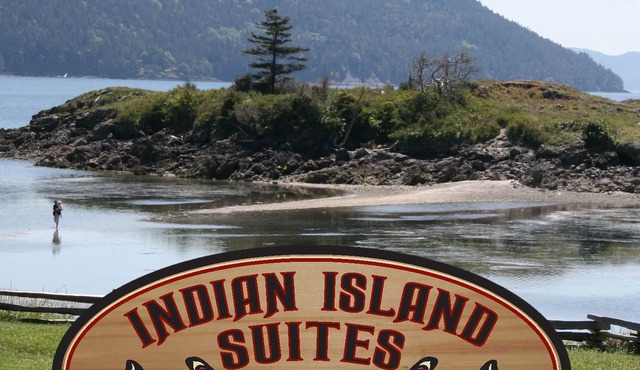 Lieutenant's Suite - Romantic Luxury 1 Bedroom Loft, Easy Access to Beach & Town