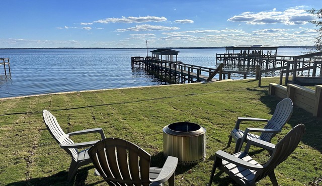 Life is better at the Lake nLakefront home that sleeps 13!