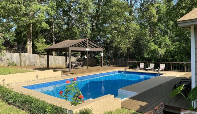 Life is better by the pool, near FSU,nPrivate pool, Pet friendly, sleeps 8!