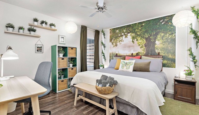 Life is Suite King Bed Fast WiFi Free Parking Spot Dedicated Work table & chair