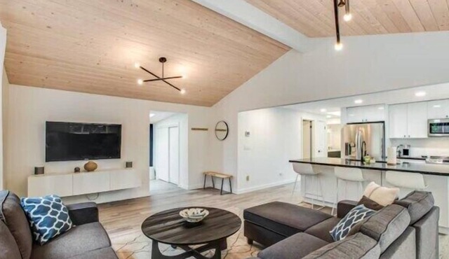 Life on Island Time @ Fika House