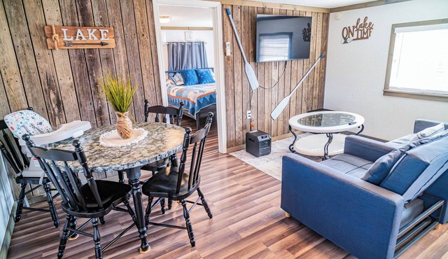 Life on the Docks Cozy 1 Bedroom cabin on Douglas Lake!