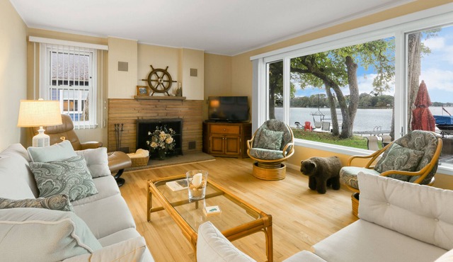 Life on the Lake - Charming Powers Lakefront