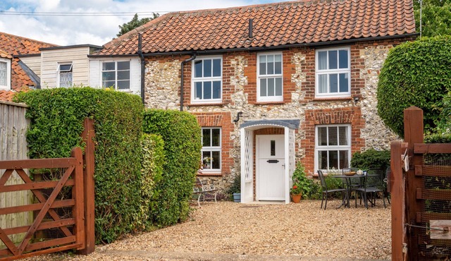 Lifeboat Cottage is cosy two bedroom cottage in the heart of Brancaster, dating back to the 18th Cen