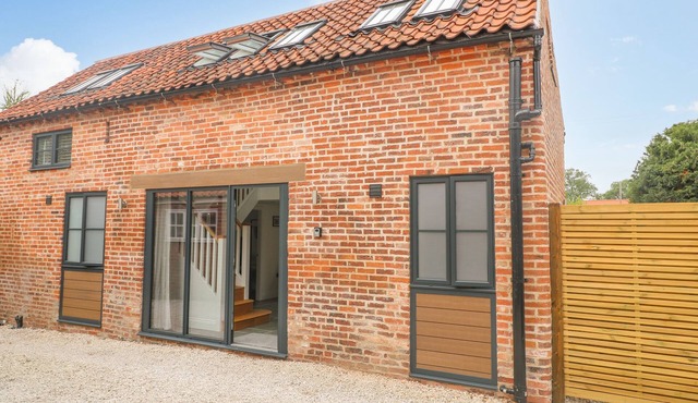 LIFFORD COACH HOUSE, pet friendly, with a garden in Sutton-On-Trent