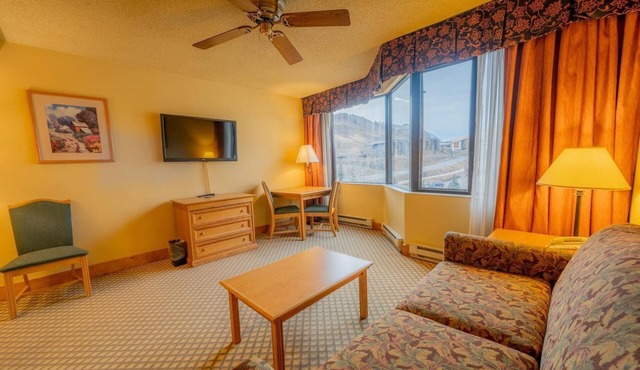Lift Base Village - Grand Lodge King Bedroom Suite