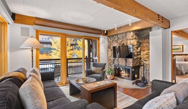 Lift One - Beautiful top floor three bedroom with mountain views