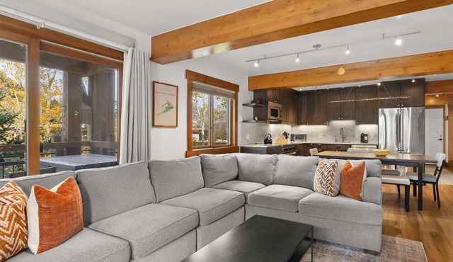 Lift One - Gorgeous three bedroom top floor with wraparound balcony