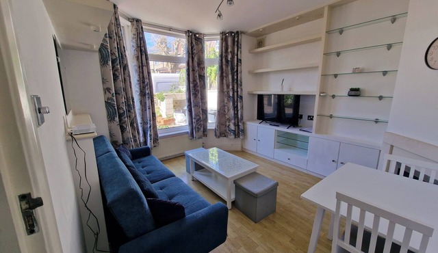 Light 1-bed - London N8 - free parking - fast WiFi