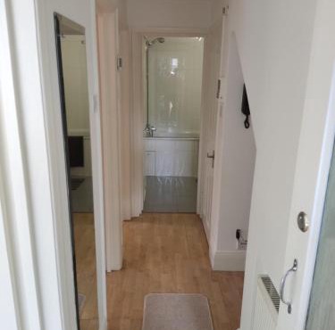 Light 1-bed - London N8 - free parking - fast WiFi
