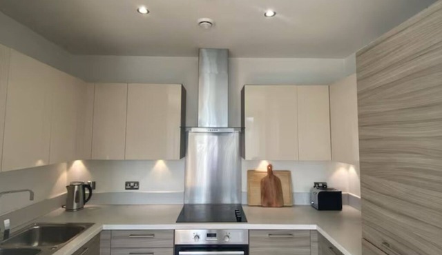 Light 2-bedroom apartment in fabulous East London with private balcony