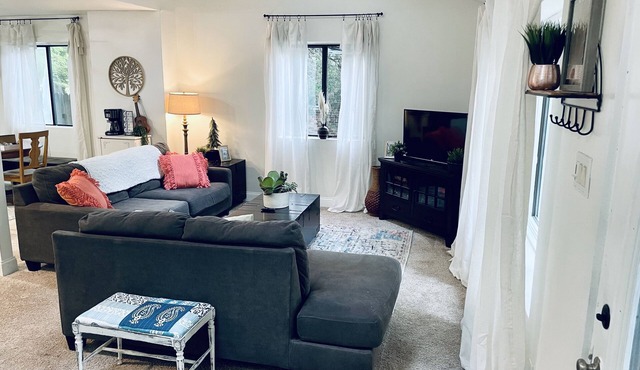 Light & airy home w/private hot tub on golf course