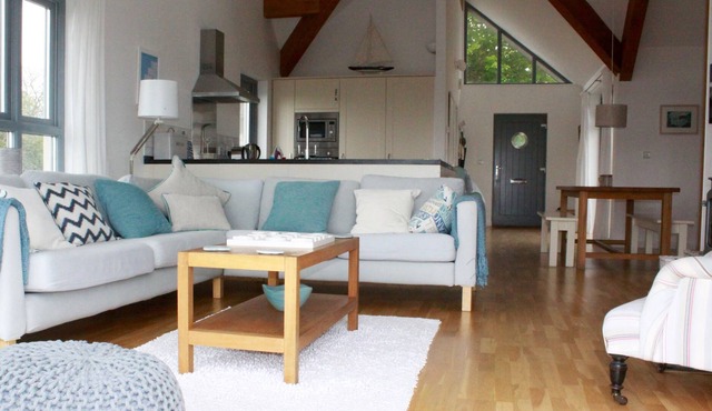 Light Airy Modern Cottage: comfortable interior, village centre, great local pub