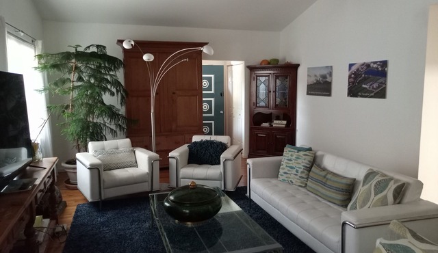 Light, Airy, Wood-floors, 1 mile from Southampton Village, Pet Friendly, sleep 6