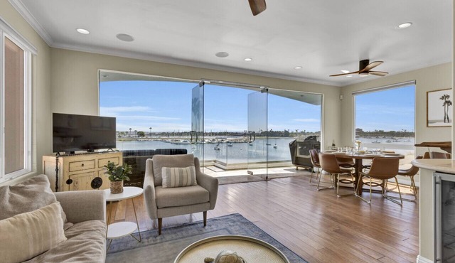 Light And Airy Penthouse Overlooking Mission Bay!