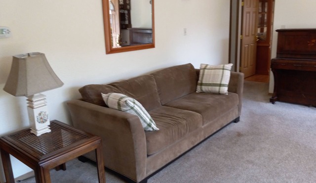 Light and Airy Ranch House. Detached 3 Bedroom with Fireplace