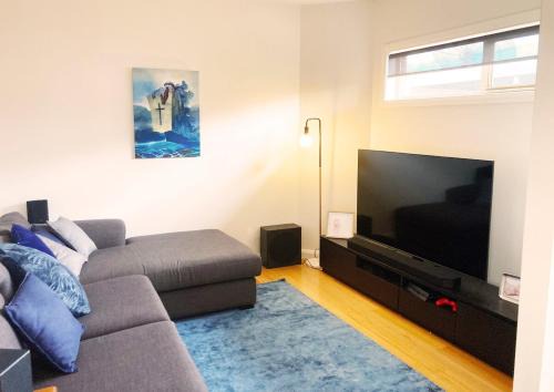 Light and Bright 2-bedroom Townhouse with Patio