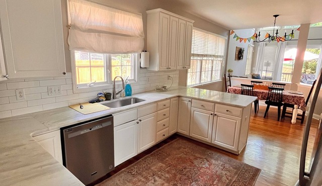 Light and bright 3-bedroom house in Brentwood with seasonal pool