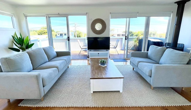 Light and bright 4 bedroom home, close to beach