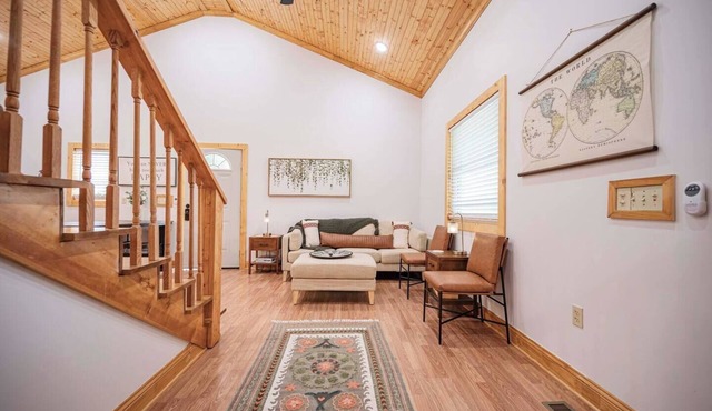 Light and Bright Cabin with open floor plan and loft minutes from Pates Ford Marina