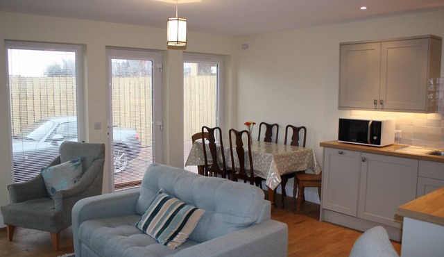 Light and bright ground floor level cottage, sleeps 4