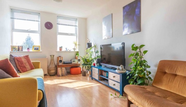 Light and Bright 2-bedroom apartment in Waltham Cross, free off street parking