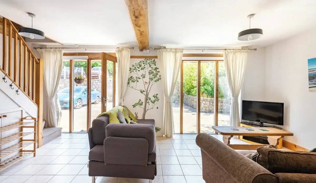 Light and spacious cottage, with exposed oak beams and floor to ceiling windows