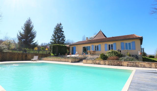 Light&bright holiday house with pool, garden and views, 7km from Sarlat