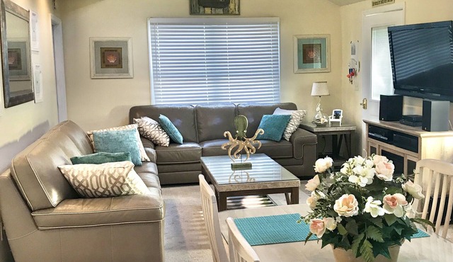 Light, Bright & Airy Ranch! 3rd house from the Beach & Jenkinson’s Boardwalk!