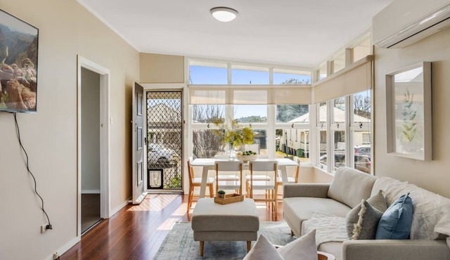 Light & Bright! 3 Bedroom Cottage, East Toowoomba!