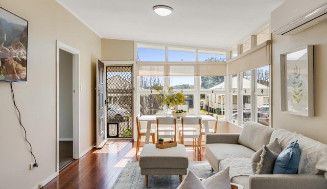 Light & Bright! 3 Bedroom Cottage, East Toowoomba!