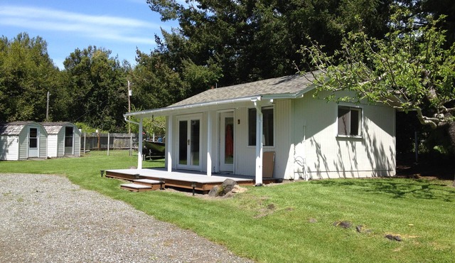 Light, Bright and Cozy with River Views and Access