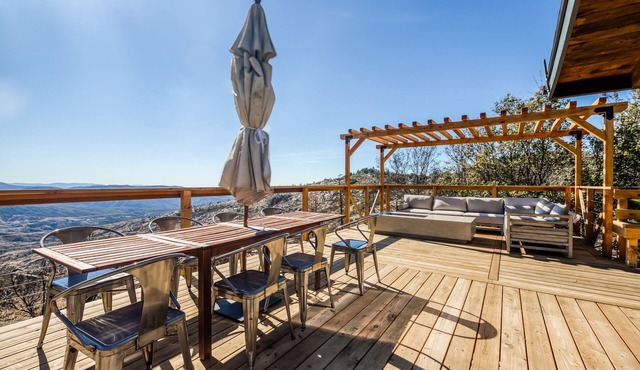 Light & bright cabin with large deck, private hot tub & gorgeous views