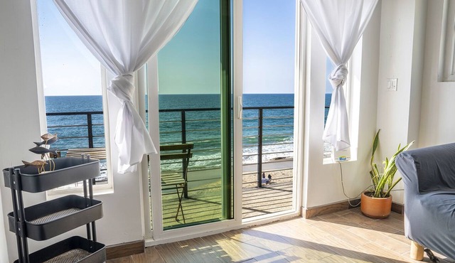 Light & Charming Beachfront w/oceanviews, steps to restaurants & nightlife