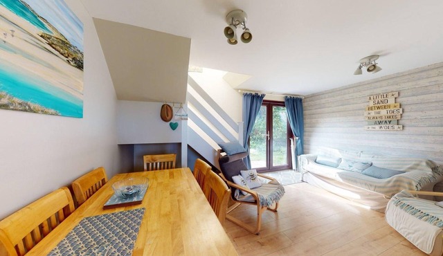 Light, cosy and comfortable. 3 bedroom holiday cottage located within the grounds of Tolroy Manor