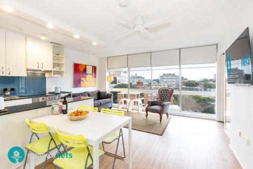 Light Filled 1BR Retreat with Car Park & Pool