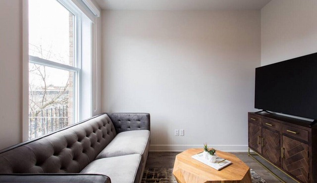 Light Filled 2 Bdr Unit in Mile End by Denstays