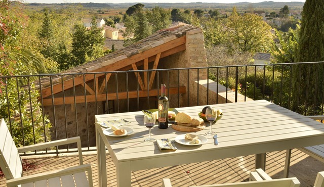 Light filled 4 star rated village house in vigneron village, lovely open views