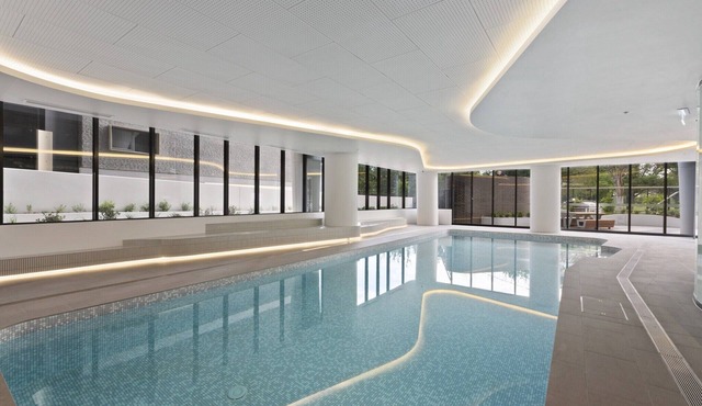 Light Filled Apartment by Albert Park Lake