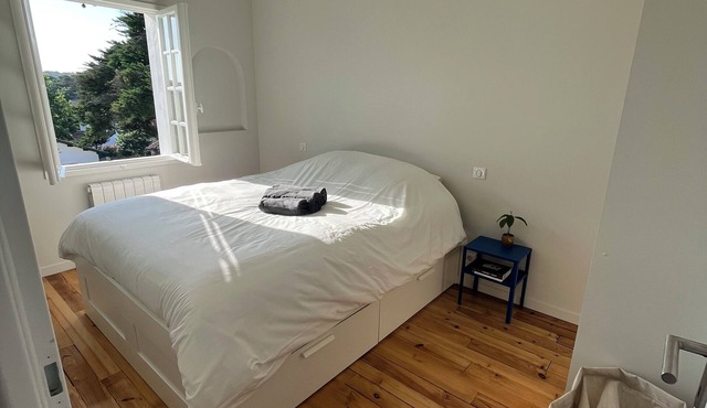 Light-filled apartment in a quiet location 10 minutes' walk from the ocean
